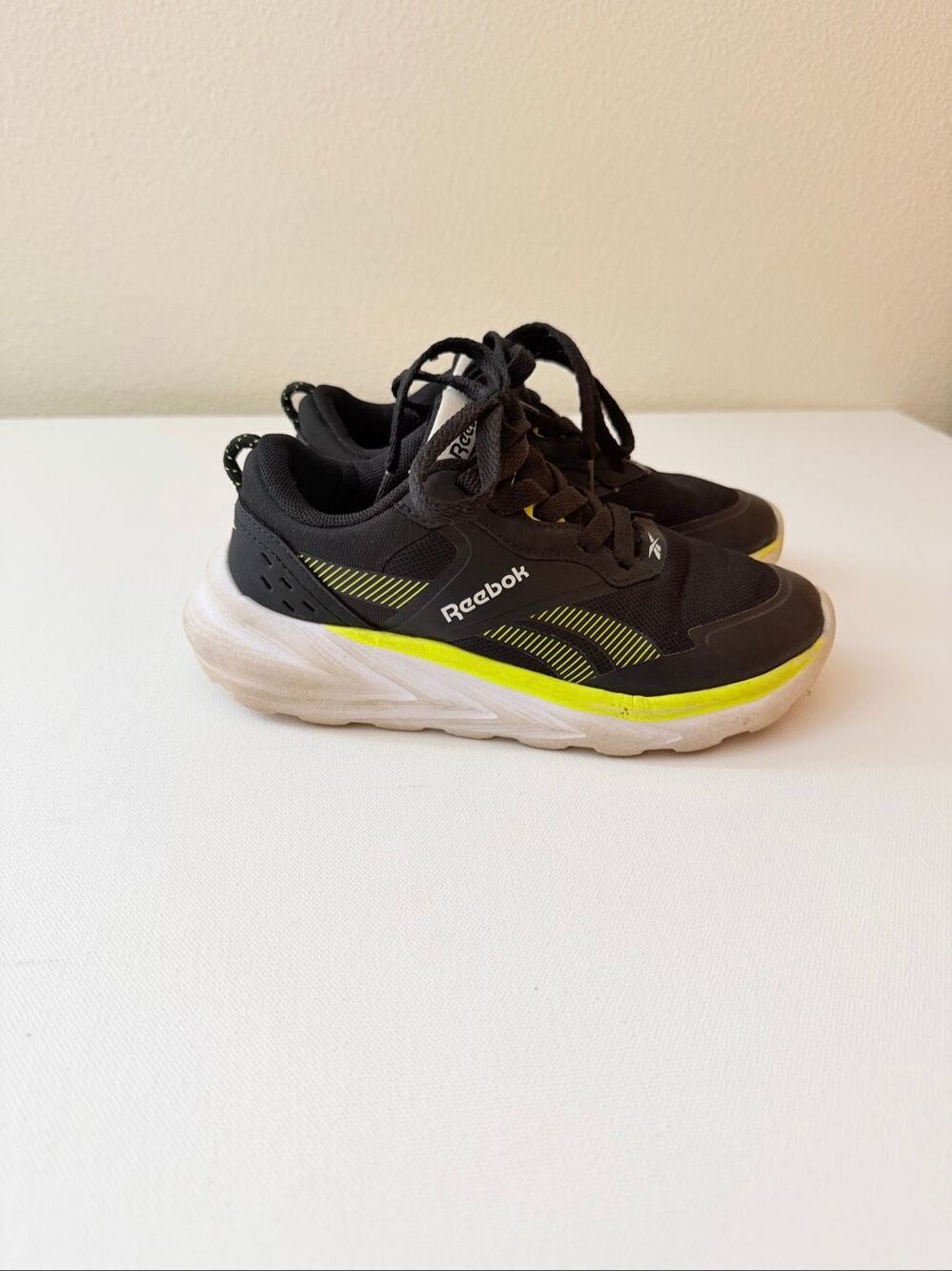 Reebok Boys Athletic Running Shoes Sneakers Black/Yellow/White sz 1